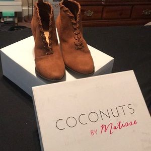 CARAMEL BROWN STRAP BOOTIES